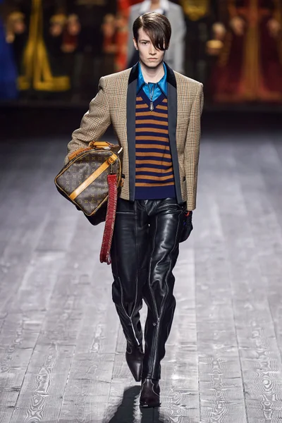Look 17